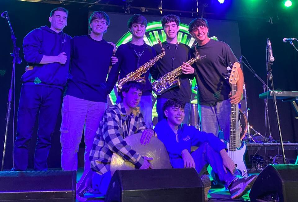 Es de Funes y brilla en una banda de rock que ahora lanza su primer tema propio: la historia de Gekko